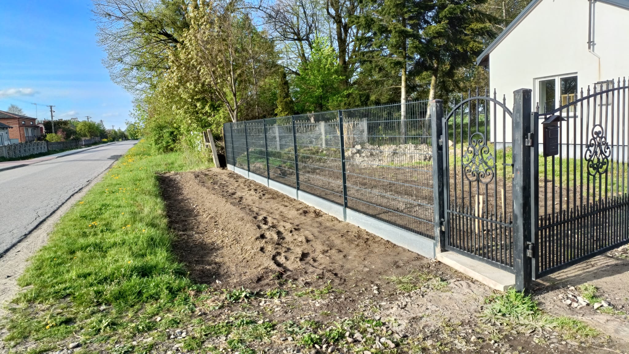 Ogrodzenie panelowe z podmurówką betonową